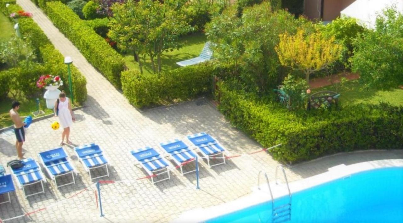 B&C Apartments Lido di Jesolo Buitenkant foto